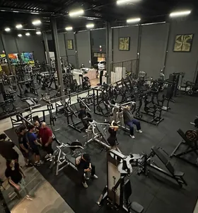 A academia reúne musculação e cross training em um mesmo espaço, atendendo diferentes perfis de alunos