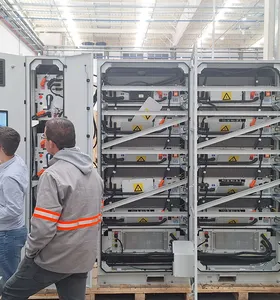 A Fazenda implantou um sistema de armazenamento de energia em baterias, conhecido como BESS, com 150 kW de potência e 312 kWh de capacidade