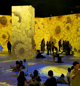 A exposição reúne obras célebres do artista holandês Vincent van Gogh, como Autorretratos, A Noite Estrelada, Quarto em Arles, Girassóis e Amendoeira em Flor