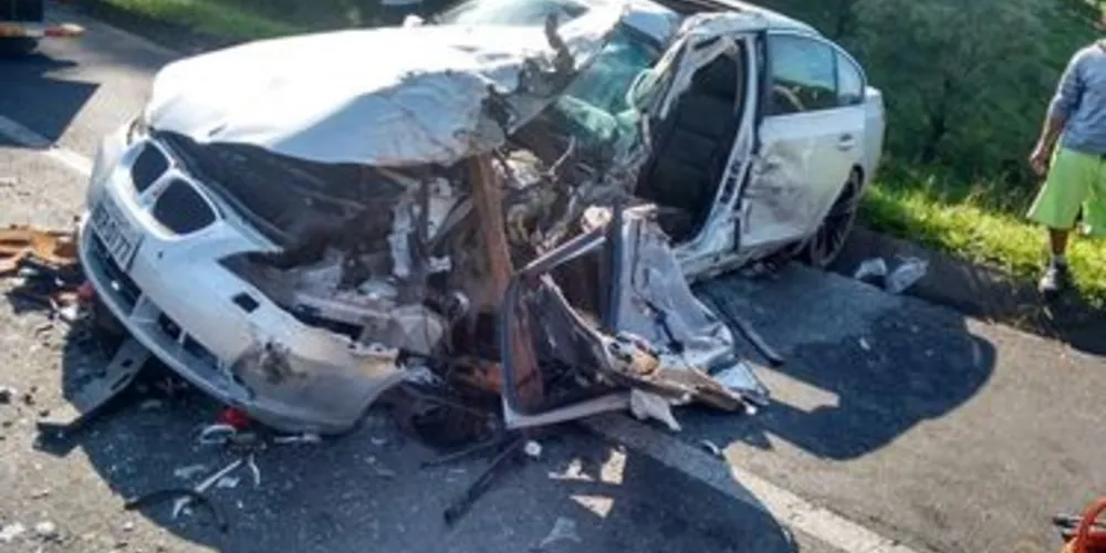 Colisão frontal atingiu a parte da BMW em que estava o motorista