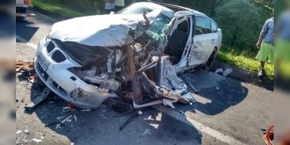 Colisão frontal atingiu a parte da BMW em que estava o motorista