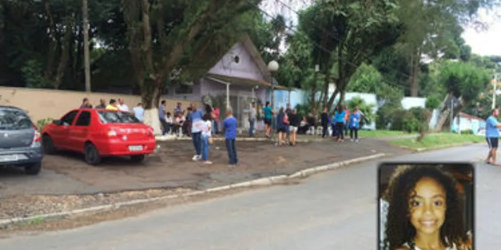 Familiares prestaram últimas homenagens à garota em capela de Curitiba