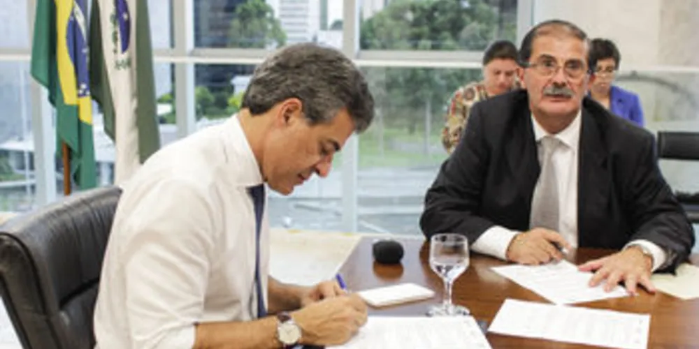 Governador Beto Richa e Secretário João Carlos Gomes assinaram autorização para chamadas públicas na segunda (11)