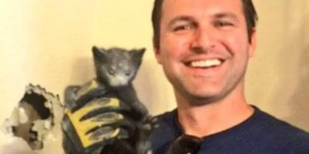 O bombeiro Brian Baker, que resgatou o gatinho Hugo 