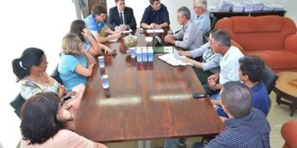 O encontro reuniu integrantes do Sindiserv de Ponta Grossa (Sindserv), e apresentou a proposta de reajuste salarial de 9% aos funcionários públicos