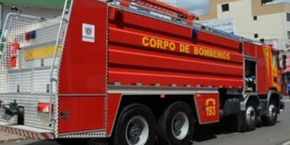 Bombeiros se deslocam para o local do incêndio