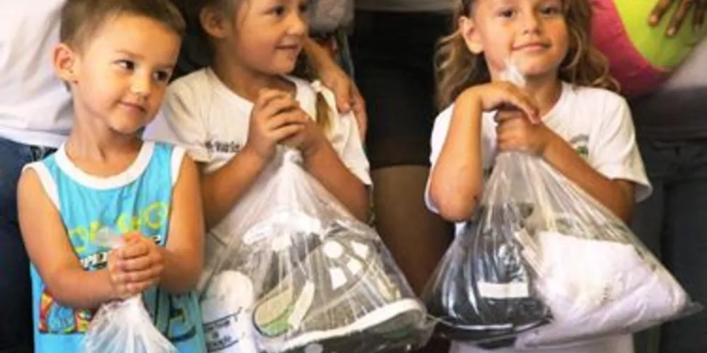Em dois anos, mais de 10.300 kits devem ser entregues, sendo que vários alunos já receberam os uniformes neste ano 