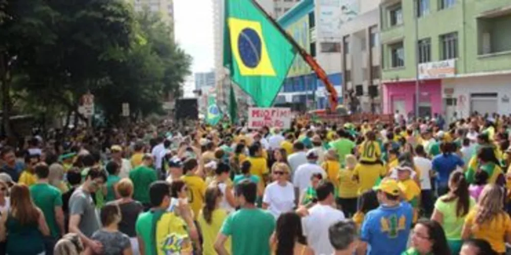 Manifestantes poderão acompanhar votação direto das ruas no domingo (17)
