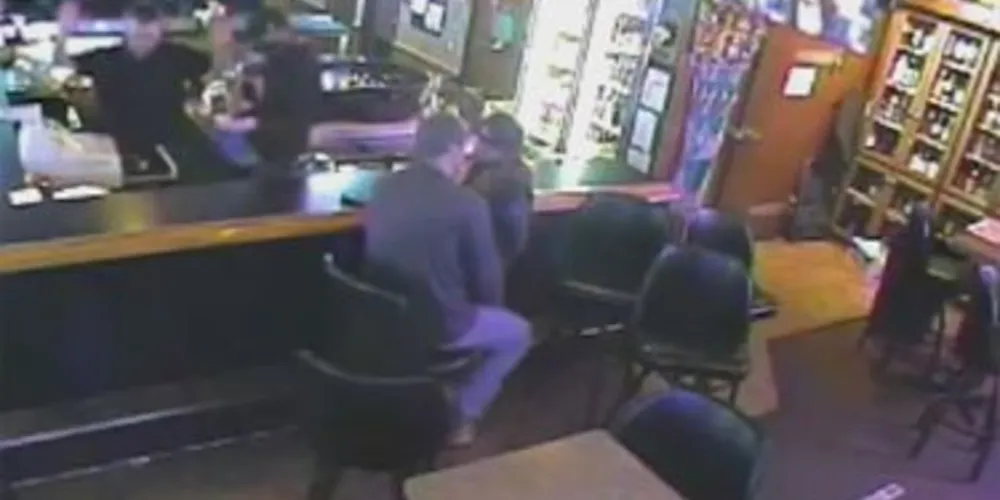 Casal se beijou em bar e nem percebeu que local era assaltado nos EUA.