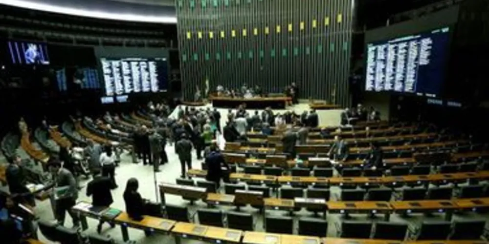 Primeira sessão de análise da admissibilidade do processo de impeachment começa com a apresentação do jurista Miguel Reale Junior, um dos autores da denúncia
