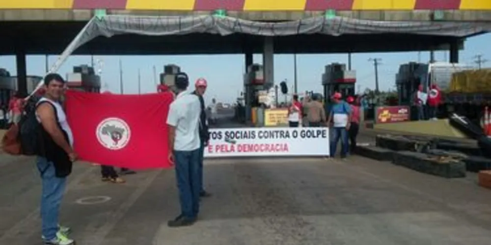 MST realizou manifestação no pedágio de Carambeí