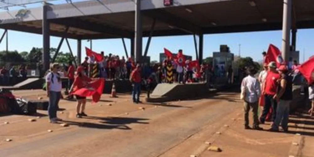 Praça de pedágio em Cascavel foi ocupada por integrantes do MST