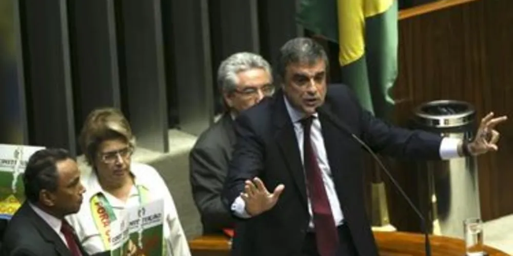O advogado-geral da União, José Eduardo Cardozo, expõe os argumentos da defesa durante discussão sobre a abertura do processo de impeachment da presidenta Dilma Rousseff, no plenário da Câmara