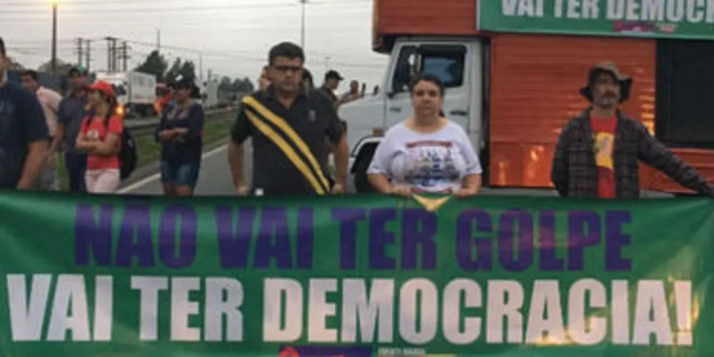 Manifestações são registradas em seis pontos de rodovias federais pelo Paraná