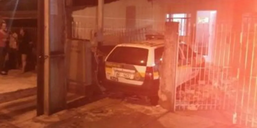 Viatura da PM destruiu o muro de uma casa em Curitiba