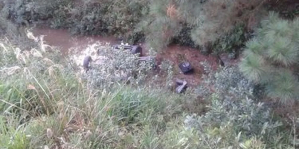 Veículo caiu no córrego e parou com as rodas voltadas para cima