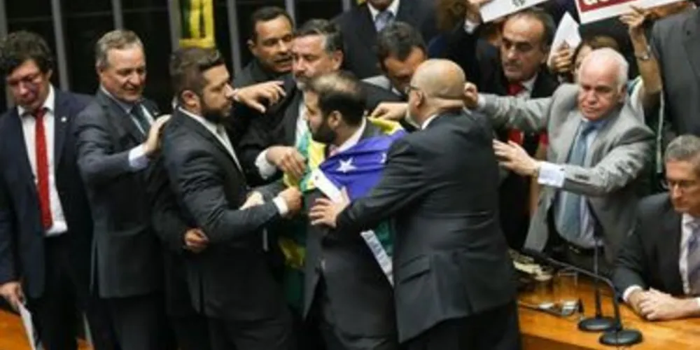 Grupo de parlamentares contra o impedimento entrou no Salão Verde em direção ao plenário da Casa aos gritos de “democracia" e "não vai ter golpe”