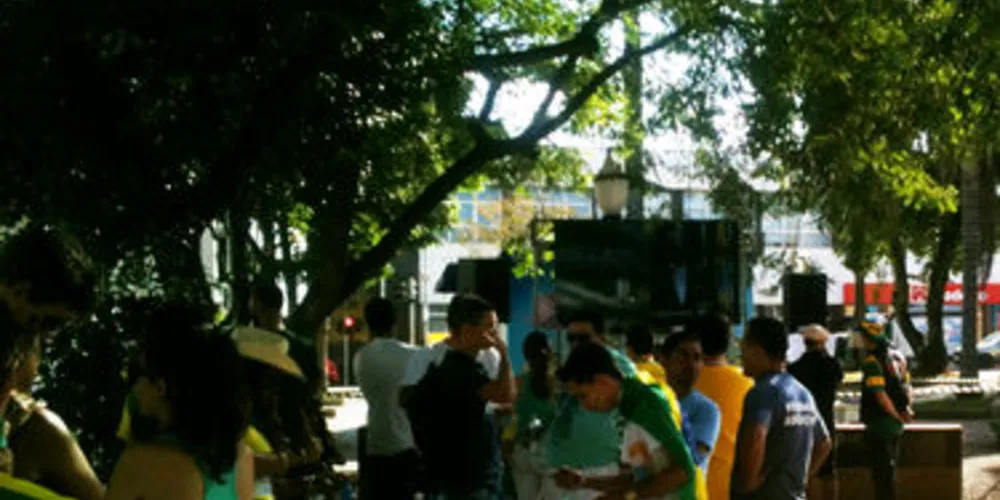 Manifestantes a favor da deposição legal da presidente Dilma Rousseff estão na praça Barão do Guaraúna