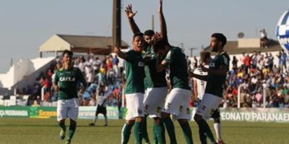 Imagem ilustrativa da imagem Coritiba vence fora de casa e fica ‘com um pé’ na final do Paranaense