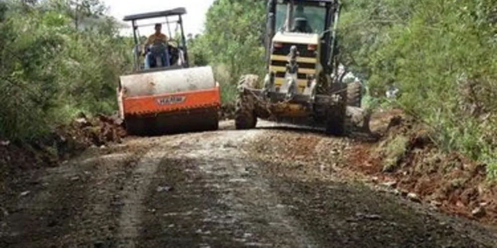 Apenas na estrada principal, mais de quatro quilômetros de cascalho foram colocados e assentados pelas máquinas do município.