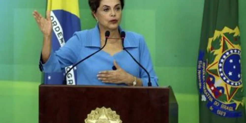 Dilma Rousseff faz declaração à imprensa um dia após a aprovação da abertura do processo de impeachment pela Câmara dos Deputado