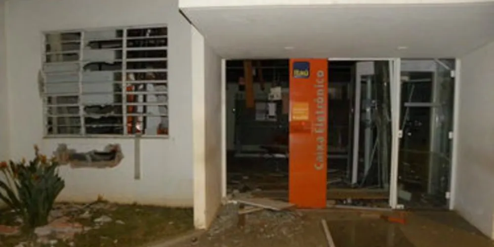 Agência do Itaú ficou destruída com a explosão