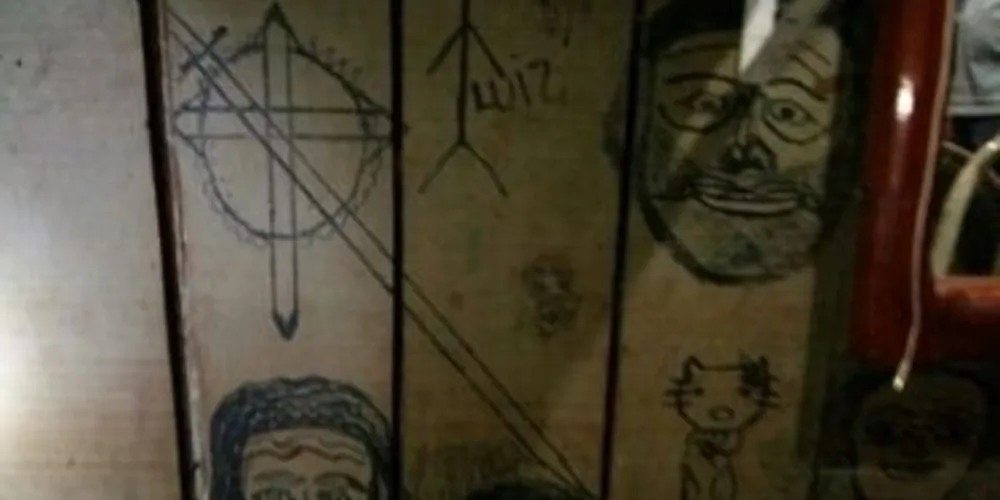 Desenhos de adoração ao satanismo foram encontrados na parede da residência de um suspeito