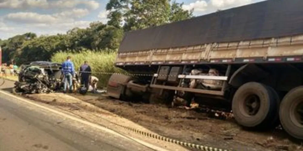 Veículos colidiram frontalmente na PR-092