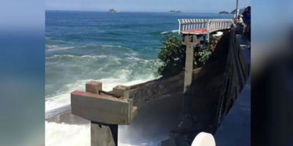 Ciclistas foram lançados ao mar durante o desmoronamento
