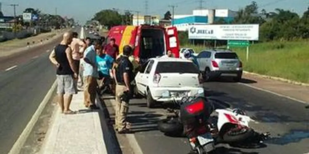 Motociclista não teria visto veículos parados e bateu fortemente na traseira de um Fiat Palio