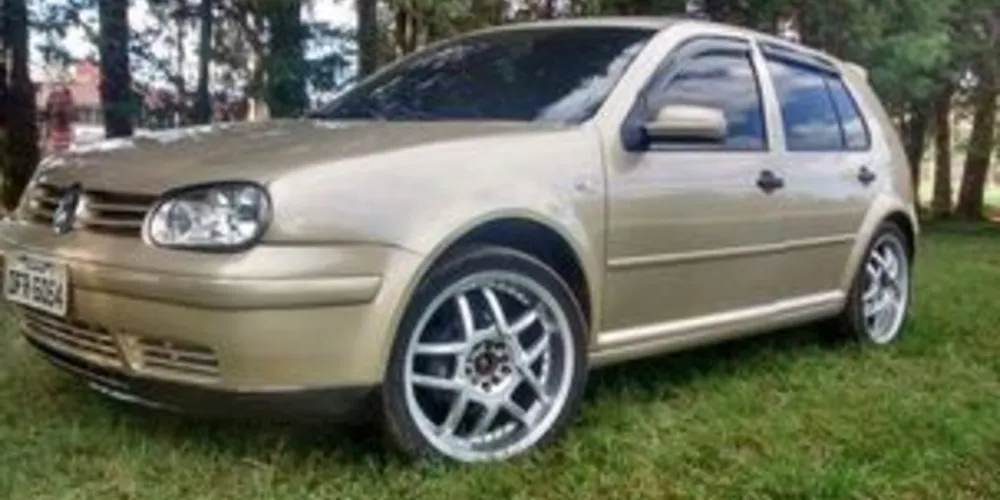 Volkswagen Golf foi roubado na noite de ontem na Rua Júlio de Castilho
