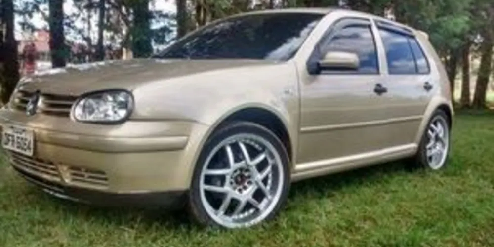 Volkswagen Golf foi roubado na noite de ontem na Rua Júlio de Castilho