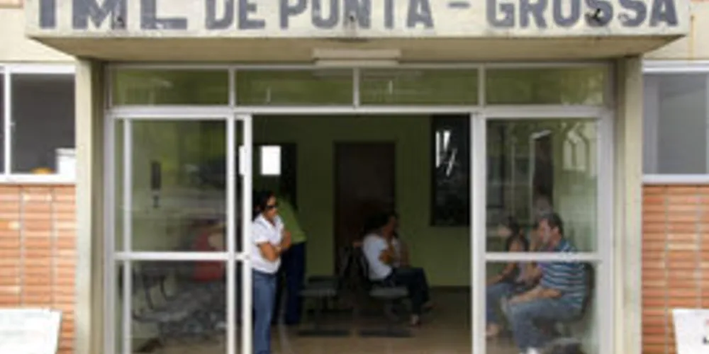 Equipes do Instituto Médico Legal (IML) de Ponta Grossa recolheram o corpo da criança