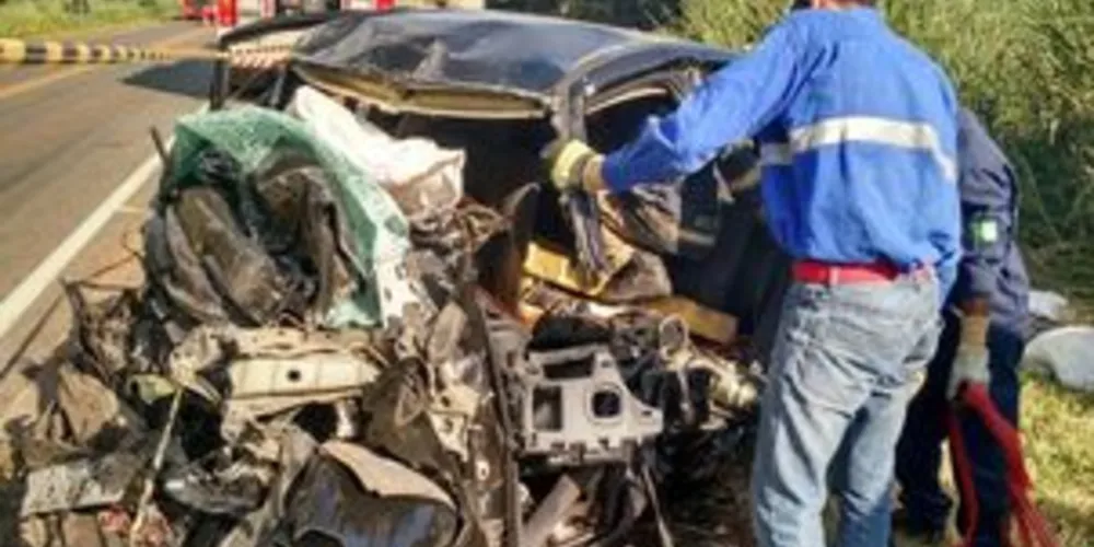 Colisão entre Megane e carreta matou duas pessoas perto de Arapoti