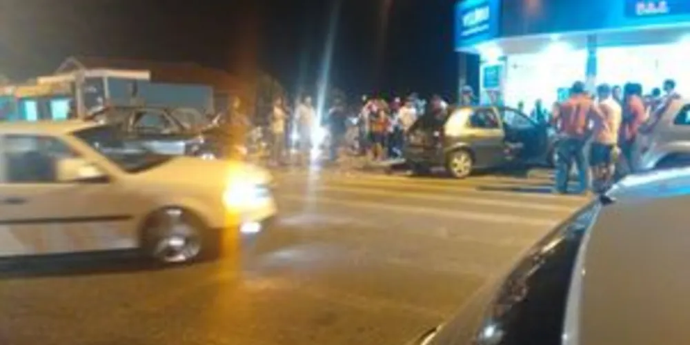 Veículos colidiram no cruzamento e um deles quase invadiu um velório