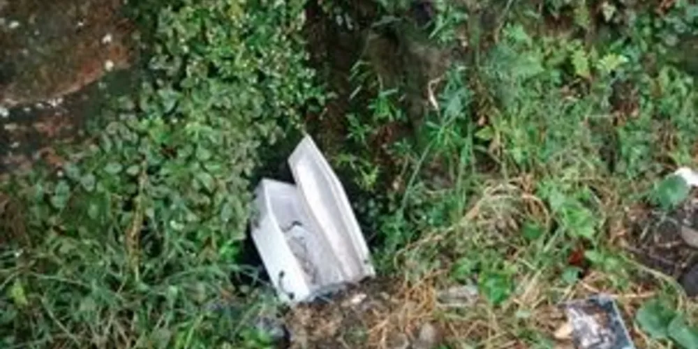 Caixão infantil estava dentro de um buraco, ao lado de uma bica d'água