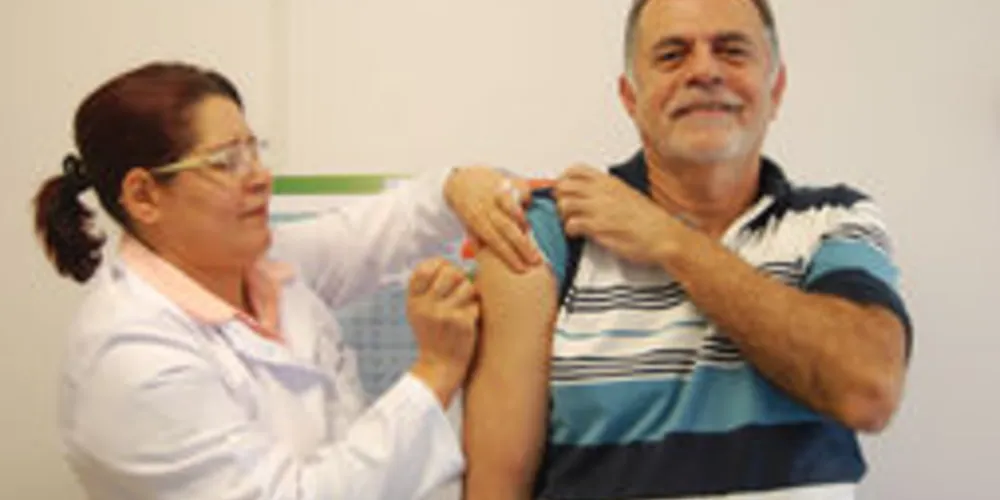 A campanha de vacinação contra a gripe começou nesta segunda-feira (25) em todos os municípios do Paraná