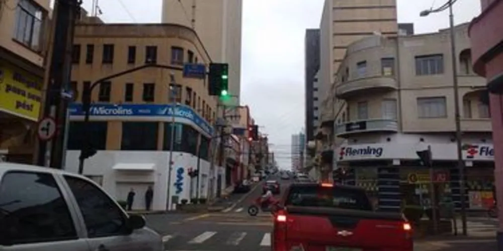 Sinaleiro virou com o vento e confundiu motoristas no centro da cidade