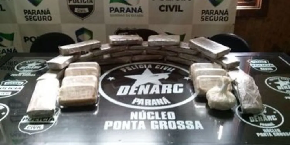 Material apreendido foi levado para a delegacia do Denarc em Ponta Grossa