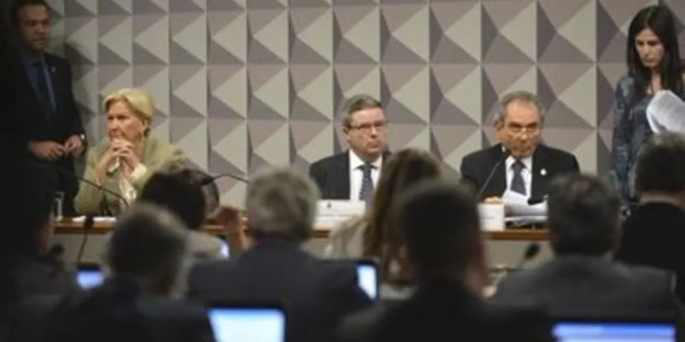 A Comissão Especial do Impeachment no Senado aprova requerimentos para ouvir defesa e acusação 