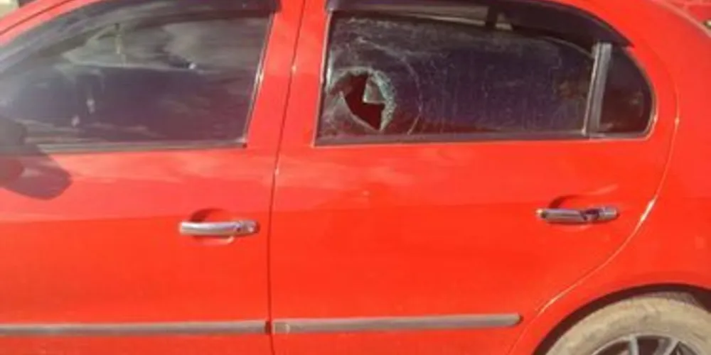 Carro foi baleado em tentativa de assalto