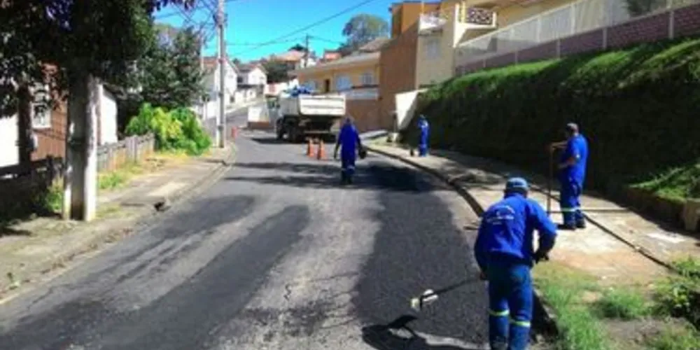 A manutenção inclui o serviço de recape em pequenas áreas, e de tapa-buracos em ruas que tiveram degradação