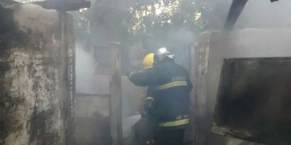Corpo de Bombeiros precisou ser acionado para controlar as chamas