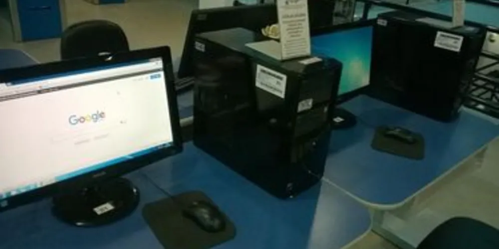 Usuários podem fazer pesquisas e estudos nos computadores da Biblioteca Pública Municipal
