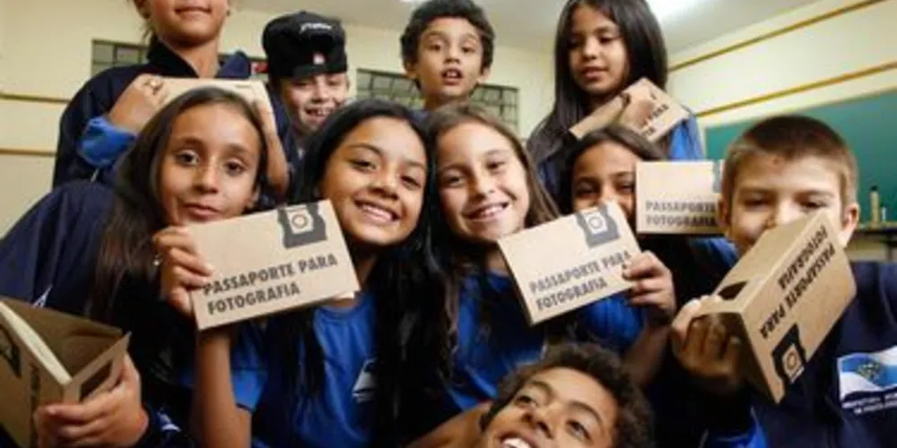 Parceria realizada pela Prefeitura com o Instituto CCR leva às escolas um caminhão que vira oficina de fotografia