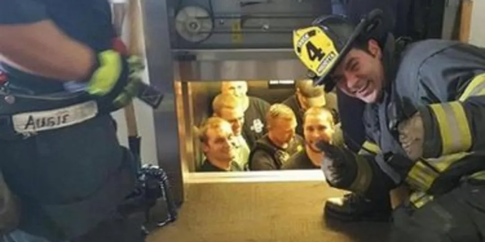 Policiais ficaram presos em elevador em Kansas City, no Missouri.