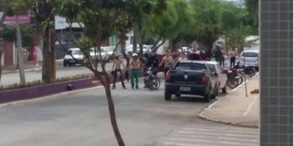 Criminosos se protegeram com barreira de reféns enquanto cometiam o assalto
