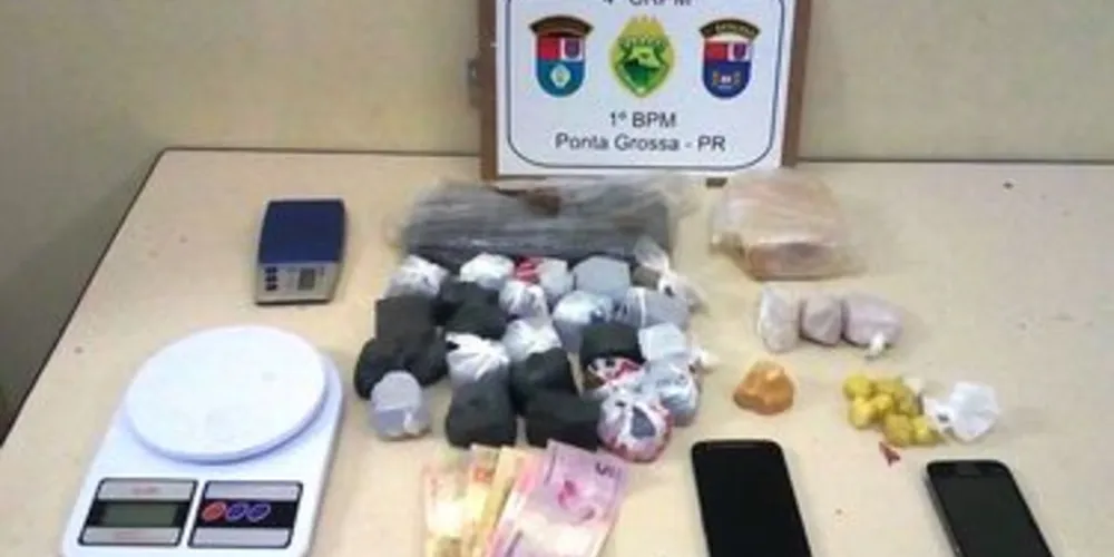 Maconha, crack, balança de precisão, celulares e dinheiro foram encaminhados para a 13ª Subdivisão Policial (SDP)