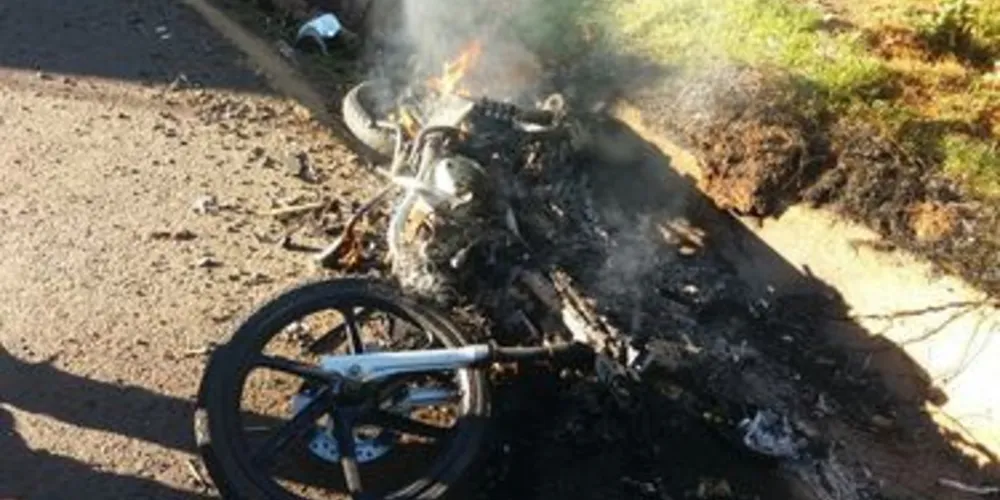 Motocicleta ficou em chamas após o acidente