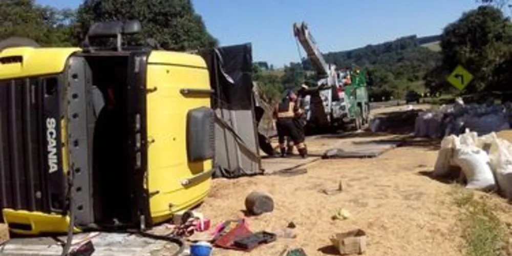 Acidente bloqueou a rodovia nos dois sentidos